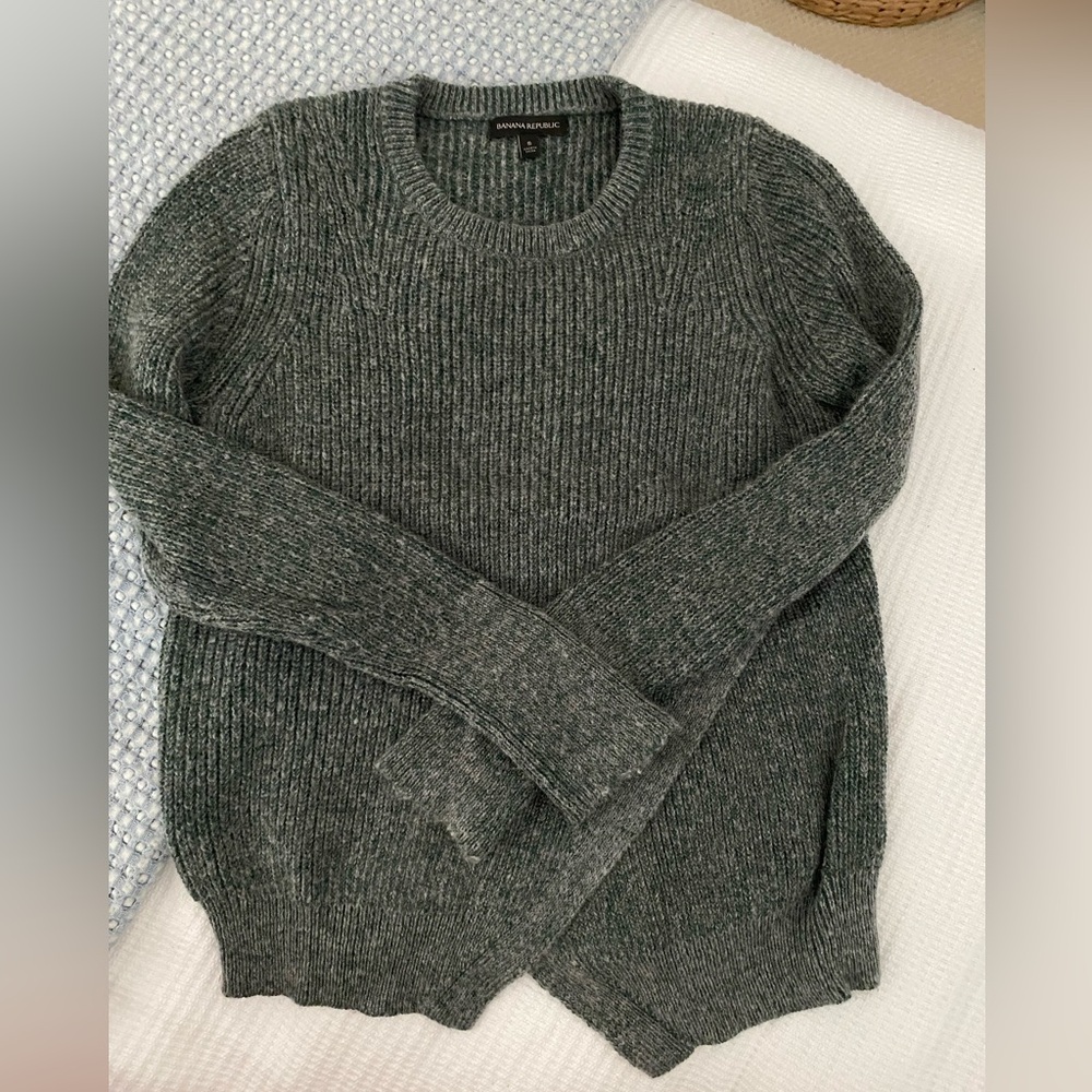 Banana Republic Women’s Green Sweater - Small